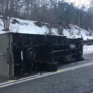 Roccavignale, camion ribaltato e scontro tra due macchine: riaperta al traffico la Sp 28 bis (FOTO) Roccavignale, camion ribaltato e scontro tra due macchine: riaperta al traffico la Sp 28 bis (FOTO)