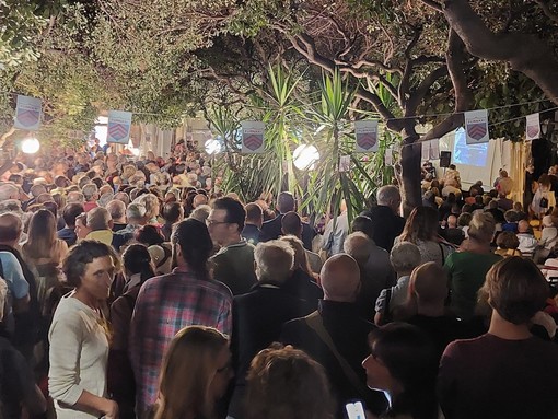 "Le verità nascoste" sul rigassificatore, le Fornaci invase dai cittadini: "Andrà a prelevare 18mila mc d'acqua di mare all'ora che viene poi clorata" (FOTO)