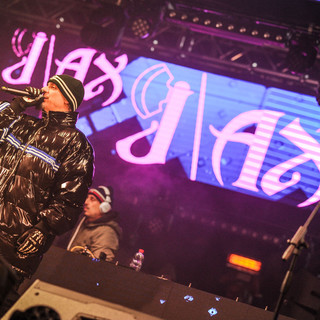 La foto pubblicata da J-Ax sul suo profilo Facebook ufficiale, in compagnia di Veronica e altre fans