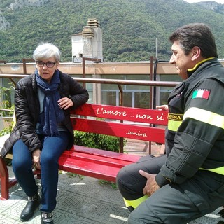 Una panchina di fronte all'Alberghiero di Finale Ligure per non dimenticare la tragedia di Janira (FOTO e VIDEO)