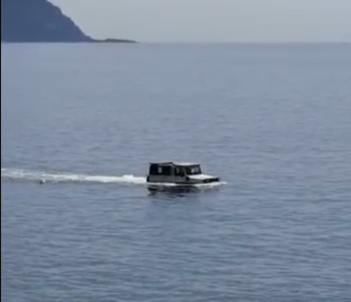 L'incredibile "avvistamento": Jeep d'acqua nel Mar Ligure (VIDEO) L'incredibile "avvistamento": Jeep d'acqua nel Mar Ligure (VIDEO)