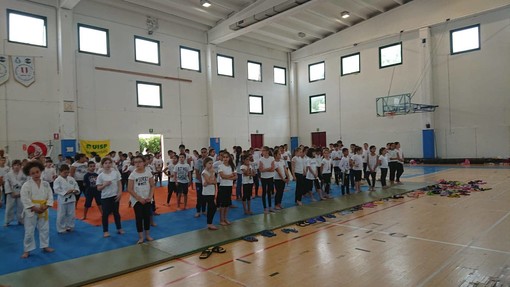 Albenga: i bimbi delle elementari si esibiscono tra judo e tecniche di difesa personali Albenga: i bimbi delle elementari si esibiscono tra judo e tecniche di difesa personali