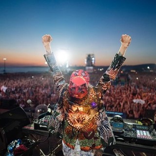 Stasera ultima data del Jova Beach Party. Ma non sarà "on the beach" e nemmeno ad Albenga