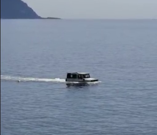 &quot;Jeep d'acqua&quot; avvistata al largo di Sori: l'insolito natante paparazzato nelle acque del Mar Ligure (Video)