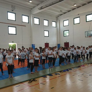 Albenga: i bimbi delle elementari si esibiscono tra judo e tecniche di difesa personali