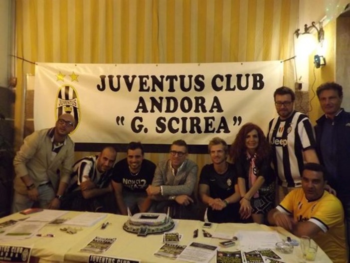 Andora si tinge di bianconero per la Juve, maxischermo in piazza Doria Andora si tinge di bianconero per la Juve, maxischermo in piazza Doria