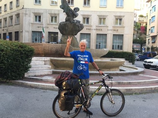 Loano accoglie Janus, giramondo in bicicletta da diciassette anni Loano accoglie Janus, giramondo in bicicletta da diciassette anni