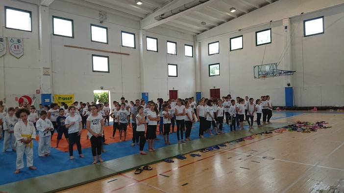 Albenga: i bimbi delle elementari si esibiscono tra judo e tecniche di difesa personali Albenga: i bimbi delle elementari si esibiscono tra judo e tecniche di difesa personali
