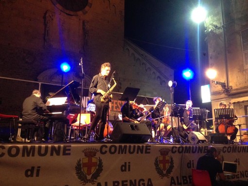 Una folla festante applaude l'Albenga Jazz Festival