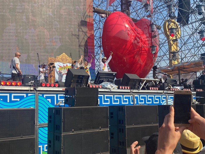 Unite nell'amore sul palco del Jova Beach Party: le genovesi Silvia e Sara coronano il loro sogno Unite nell'amore sul palco del Jova Beach Party: le genovesi Silvia e Sara coronano il loro sogno