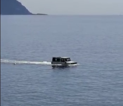 L'incredibile &quot;avvistamento&quot;: Jeep d'acqua nel Mar Ligure (VIDEO)