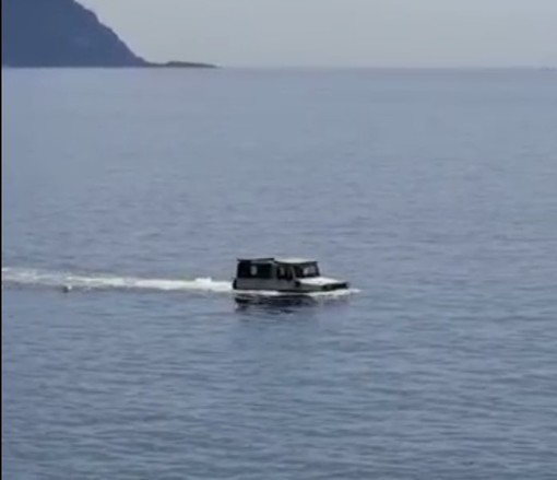 L'incredibile "avvistamento": Jeep d'acqua nel Mar Ligure (VIDEO) L'incredibile "avvistamento": Jeep d'acqua nel Mar Ligure (VIDEO)