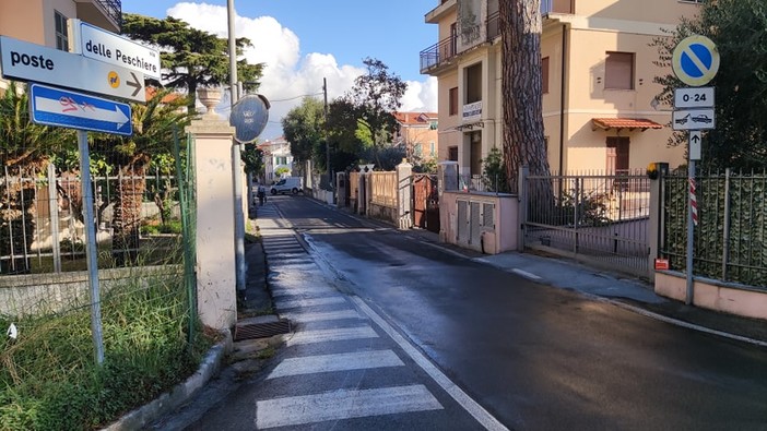 Loano, ancora vandalismo notturno: estintori rubati e svuotati lungo via delle Peschiere (FOTO)