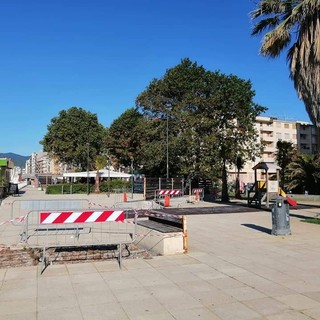 Savona, prosegue la manutenzione fronte mare dei giardini di san Michele alle Fornaci