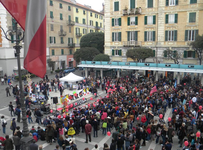 Centinaia di frutti d'impegno in Piazza Sisto a Savona: oggi ricordiamo le vittime di mafia Centinaia di frutti d'impegno in Piazza Sisto a Savona: oggi ricordiamo le vittime di mafia