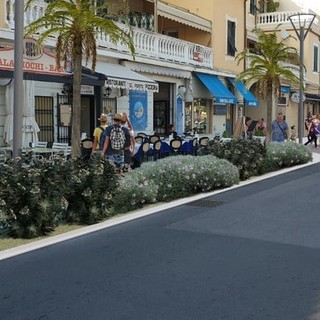 Senso unico sul lungomare di Pietra, l'amministrazione non indietreggia: "Scelta che ha portato miglioramenti"