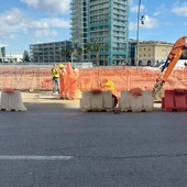 Sondaggi sull'aiuola spartitraffico di Piazza Leon Pancaldo: ristretta la corsia sull'Aurelia Sondaggi sull'aiuola spartitraffico di Piazza Leon Pancaldo: ristretta la corsia sull'Aurelia
