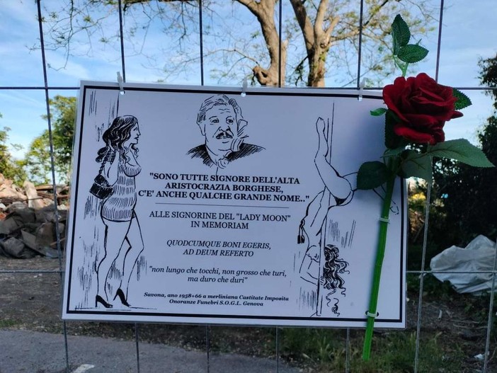 Savona, con un cartello ironico e una rosa rossa un misterioso nostalgico ricorda i tempi d'oro del Lady Moon Savona, con un cartello ironico e una rosa rossa un misterioso nostalgico ricorda i tempi d'oro del Lady Moon