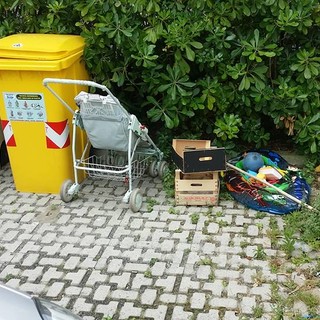 Degrado nell'area giochi di Largo Doria a Borghetto: volontari al lavoro per ripulirla