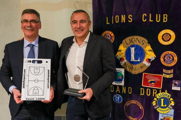 Loano, premiato ieri sera con il "Loanese d'oro" dal Lions Club il coach Lino Lardo Loano, premiato ieri sera con il "Loanese d'oro" dal Lions Club il coach Lino Lardo