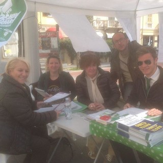 Immagine di repertorio di una passata raccolta firme