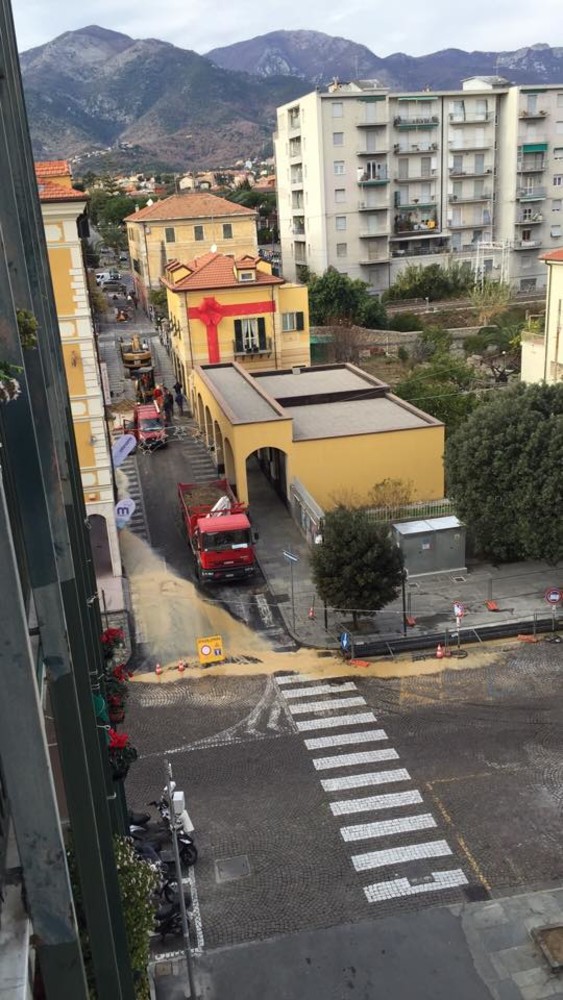 Loano, via Cesarea e corso Europa senza acqua Loano, via Cesarea e corso Europa senza acqua