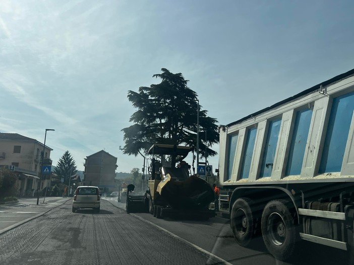 Cairo, lavori di asfaltatura in centro e nelle frazioni su diverse strade comunali Cairo, lavori di asfaltatura in centro e nelle frazioni su diverse strade comunali