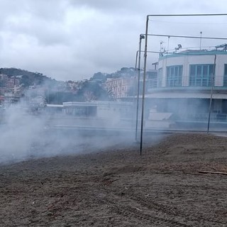 Albissola, bruciano il legname in spiaggia ma il forte vento spinge il fumo nel centro storico: la rabbia dei cittadini