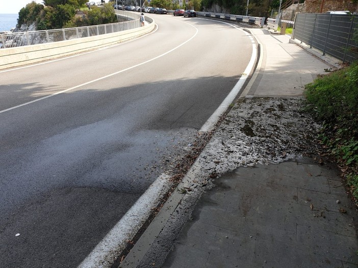 Bergeggi, asfalto viscido fa cadere i motociclisti: al lavoro i tecnici dell'acquedotto (FOTO e VIDEO)