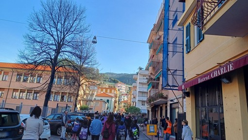 Lavori in un condominio a Varazze, la scuola costretta a chiudere le finestre: genitori preoccupati scrivono a sindaco e istituto
