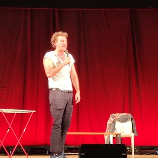 “Lasciate ogni menata voi che entrate”. Maurizio Lastrico presenta il suo spettacolo a Radio Onda Ligure