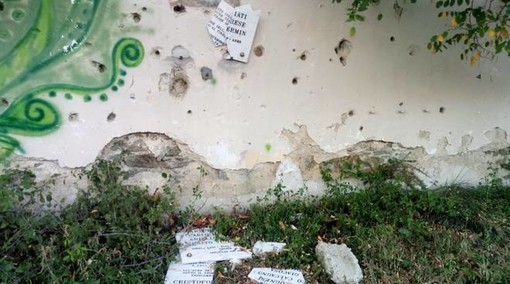 Savona, le organizzazioni antifasciste e democratiche della città condannano il danneggiamento della lapide di Madonna degli Angeli