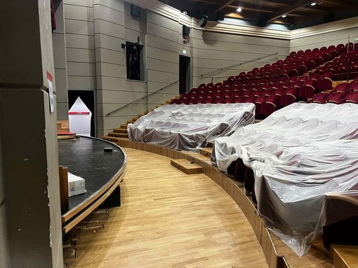 Teatro Chebello, Cairo prepara la nuova stagione: rifatto il parquet e sistemati i gradini Teatro Chebello, Cairo prepara la nuova stagione: rifatto il parquet e sistemati i gradini