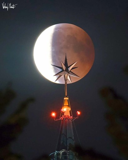 Una passata eclissi lunare vista da Torino (foto Valerio Minato) Una passata eclissi lunare vista da Torino (foto Valerio Minato)