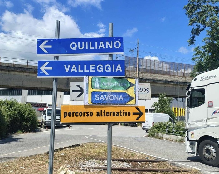 Caos lavori sulla strada di scorrimento, i sindaci di Savona, Vado e Quiliano: "L'attuale gravissima crisi viabilistica non è adeguatamente gestita ed affrontata dalla Provincia"