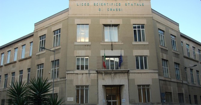 Savona, al Liceo Grassi, giro di vite sul fumo nei locali scolastici, docenti incaricati dei controlli tra corridoi, bagni e cortile