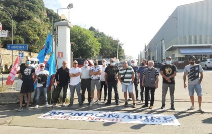 La protesta dei dipendenti ex Mondomarine davanti ai cancelli dell'azienda lo scorso giugno