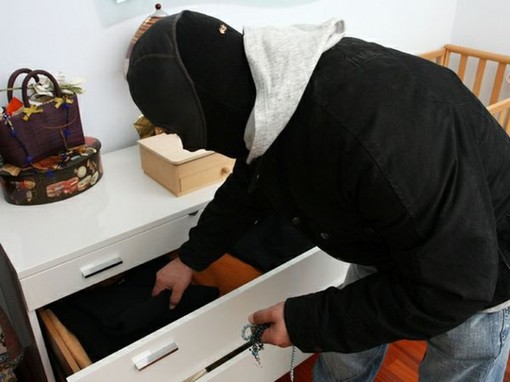 Furto in via Avogadro a Celle, ladri messi in fuga dal proprietario che rientra a casa Furto in via Avogadro a Celle, ladri messi in fuga dal proprietario che rientra a casa