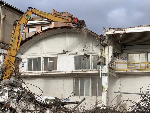 Varazze, riprendono i lavori di demolizione dei capannoni negli ex cantieri Baglietto (FOTO)