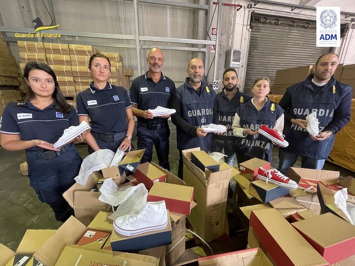 Lotta alla contraffazione, Guardia di Finanza e Ufficio Dogane sequestrano vestiti e scarpe (FOTO e VIDEO) Lotta alla contraffazione, Guardia di Finanza e Ufficio Dogane sequestrano vestiti e scarpe (FOTO e VIDEO)