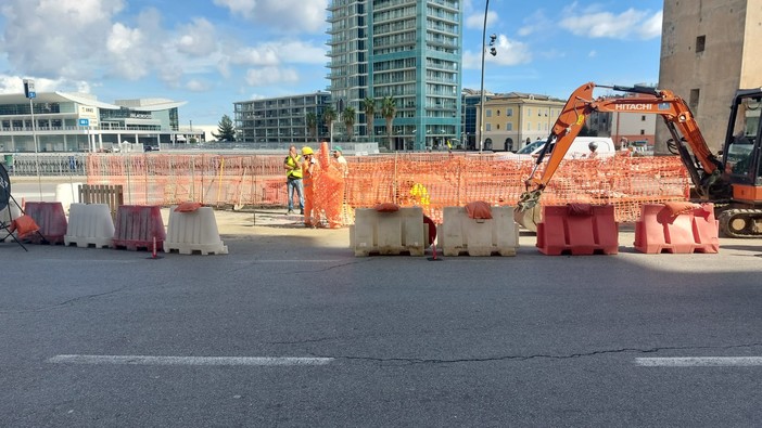 Sondaggi sull'aiuola spartitraffico di Piazza Leon Pancaldo: ristretta la corsia sull'Aurelia Sondaggi sull'aiuola spartitraffico di Piazza Leon Pancaldo: ristretta la corsia sull'Aurelia