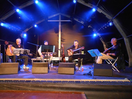 Ottobre De André, gran concerto per don Gallo: apertura con "le quattro chitarre" Ottobre De André, gran concerto per don Gallo: apertura con "le quattro chitarre"
