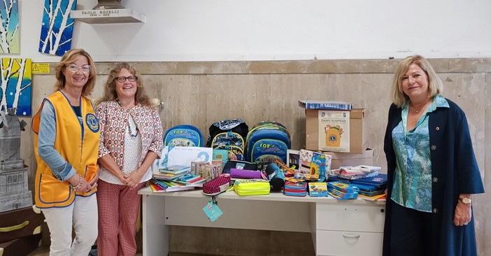 "Zaino Sospeso", il Lions Club Priamar consegna materiale scolastico a studenti e famiglie in difficoltà