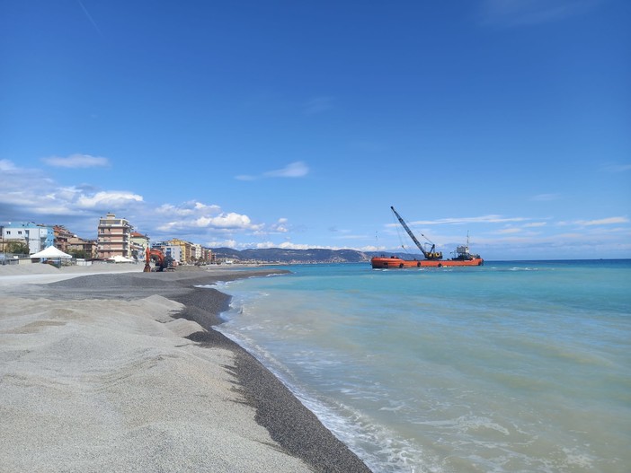 Borghetto S. Spirito, continuano i lavori per le opere a difesa dell’arenile (FOTO)
