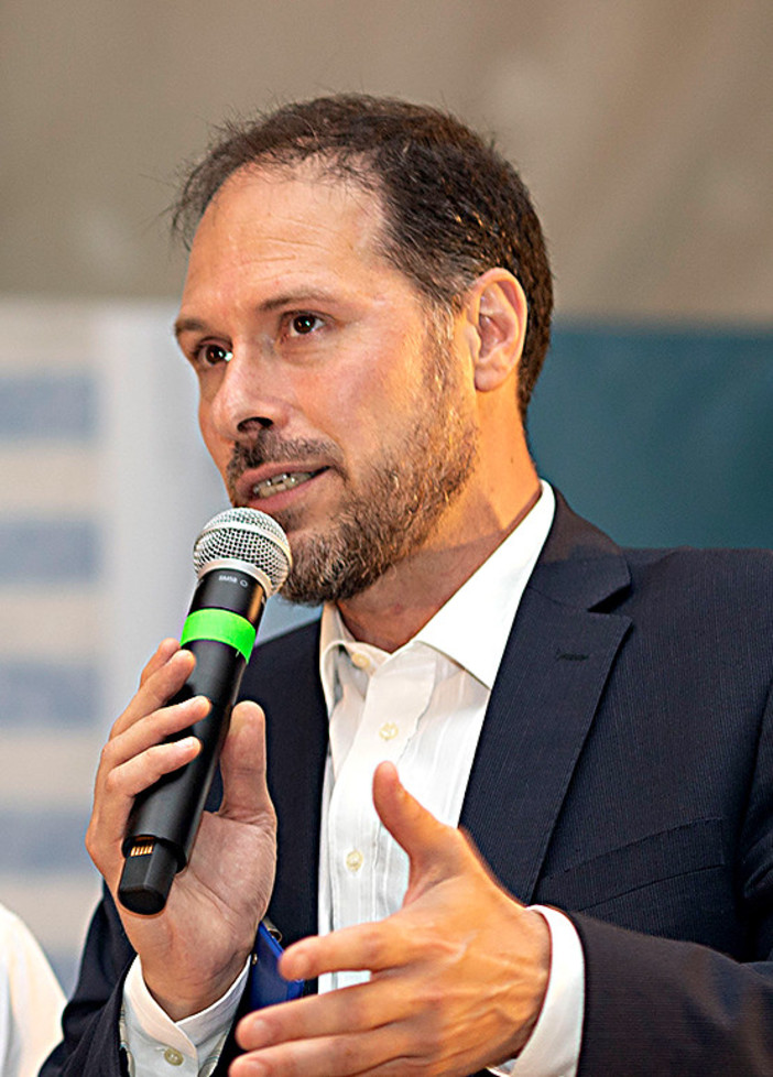 Domenica 26 agosto gli extraterrestri sbarcano ad Albenga con la presentazione del libro "Il cinque per cento"