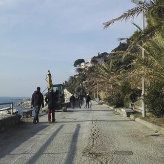 Allerta mareggiata, firmata l'ordinanza: a Varazze chiusi i moli e Lungomare Europa Allerta mareggiata, firmata l'ordinanza: a Varazze chiusi i moli e Lungomare Europa