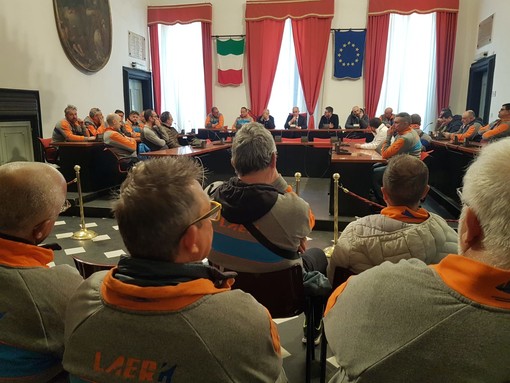 Albenga: corteo degli operai LaerH e presidio in Piazza San Michele. Sindacati: "In ballo il futuro di una azienda e dei suoi 53 lavoratori" Albenga: corteo degli operai LaerH e presidio in Piazza San Michele. Sindacati: "In ballo il futuro di una azienda e dei suoi 53 lavoratori"