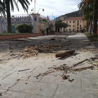 La mareggiata mette in ginocchio Finalmarina: danni a lungomare e spiagge (FOTO) La mareggiata mette in ginocchio Finalmarina: danni a lungomare e spiagge (FOTO)