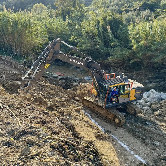 Loano, in corso la messa in sicurezza dell'argine del torrente Nimbalto: lavori per 248 mila euro Loano, in corso la messa in sicurezza dell'argine del torrente Nimbalto: lavori per 248 mila euro