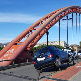 Auto incastrata sul &quot;ponte rosso&quot; di Albenga